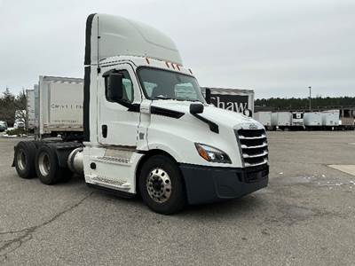 Freightliner Cascadia 126 Day Cab Truck - 455HP, 12 Speed Automatic
