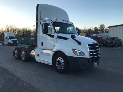 Freightliner Cascadia 126 Day Cab Truck - 455HP, 12 Speed Automatic
