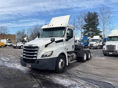 Freightliner Cascadia 126 Day Cab Truck - 435HP, 12 Speed Automatic