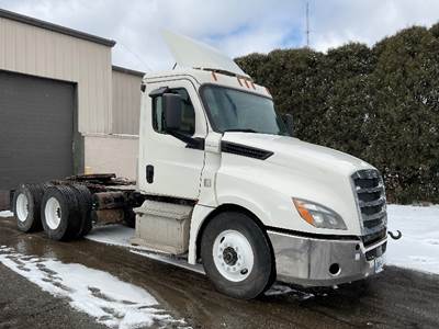 Freightliner Cascadia 126 Day Cab Truck - 435HP, 12 Speed Automatic