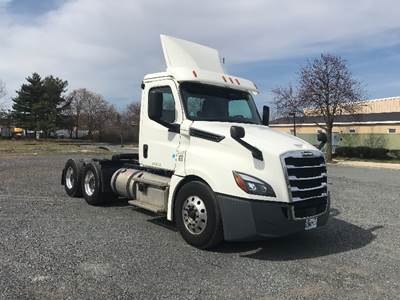 Freightliner T12664ST Day Cab Truck - 435HP, 12 Speed Automatic