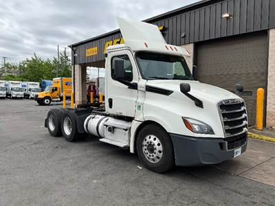 Freightliner T12664ST Day Cab Truck - 435HP, 12 Speed Automatic