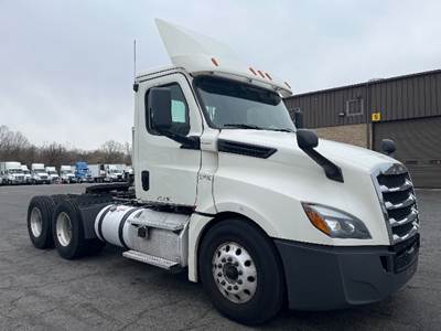 Freightliner T12664ST Day Cab Truck - 435HP, 12 Speed Automatic