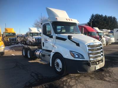 Freightliner Cascadia 126 Day Cab Truck - 435HP, 12 Speed Automatic