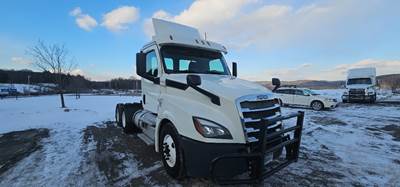 Freightliner Cascadia 126 Day Cab Truck - 435HP, 12 Speed Automatic
