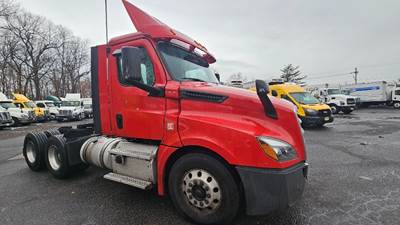 Freightliner Cascadia 126 Day Cab Truck - 450HP, 12 Speed Automatic