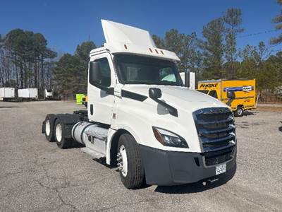 Freightliner Cascadia 126 Day Cab Truck - Cummins 400HP, 13 Speed Automatic
