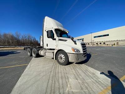 Freightliner Cascadia 126 Day Cab Truck - 450HP, 10 Speed Manual