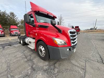 Freightliner Cascadia 126 Day Cab Truck - 450HP, 12 Speed Automatic