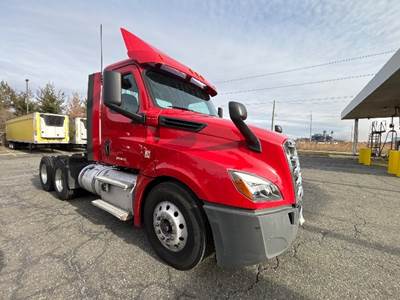 Freightliner Cascadia 126 Day Cab Truck - 450HP, 12 Speed Automatic