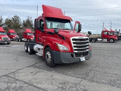 Freightliner Cascadia 126 Day Cab Truck - 450HP, 12 Speed Automatic