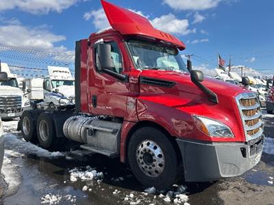 Freightliner Cascadia 126 Day Cab Truck - 450HP, 12 Speed Automatic