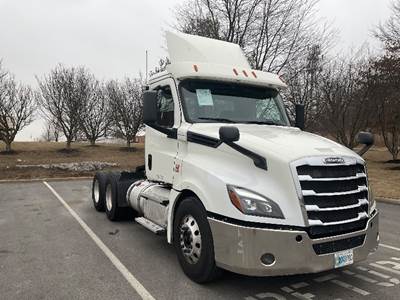 Freightliner Cascadia 126 Day Cab Truck - 455HP, 12 Speed Automatic