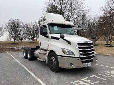 Freightliner Cascadia 126 Day Cab Truck - 455HP, 12 Speed Automatic
