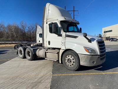 Freightliner Cascadia 126 Day Cab Truck - 450HP, 10 Speed Manual
