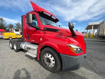 Freightliner Cascadia 126 Day Cab Truck - 450HP, 12 Speed Automatic