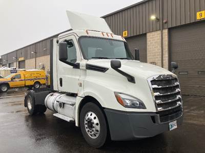 Freightliner Cascadia 126 Single Axle Day Cab Truck - 410HP, 12 Speed Automatic
