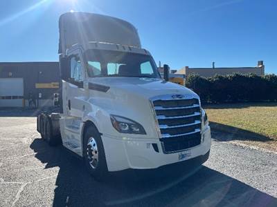 Freightliner Cascadia 126 Day Cab Truck - 455HP, 12 Speed Automatic