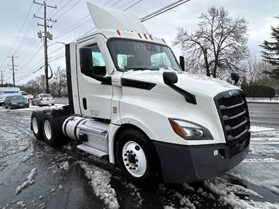 Freightliner Cascadia 126 Day Cab Truck - 435HP, 12 Speed Automatic