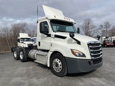 Freightliner Cascadia 126 Day Cab Truck - 450HP, 12 Speed Automatic