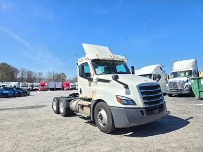 Freightliner Cascadia 126 Day Cab Truck - 435HP, 12 Speed Automatic