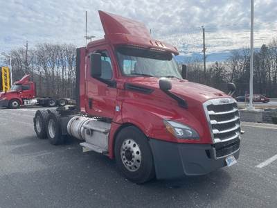 Freightliner Cascadia 126 Day Cab Truck - 450HP, 12 Speed Automatic
