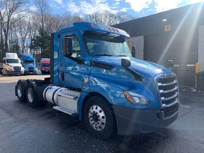 Freightliner Cascadia 126 Day Cab Truck - 435HP, 12 Speed Automatic