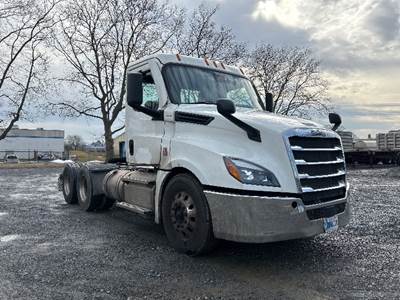 Freightliner Cascadia 126 Day Cab Truck - 455HP, 12 Speed Automatic
