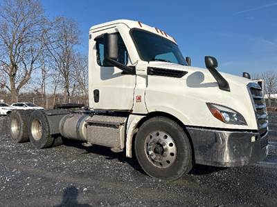 Freightliner Cascadia 126 Day Cab Truck - 455HP, 12 Speed Automatic
