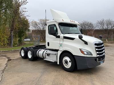 Freightliner Cascadia 126 Day Cab Truck - 435HP, 12 Speed Automatic