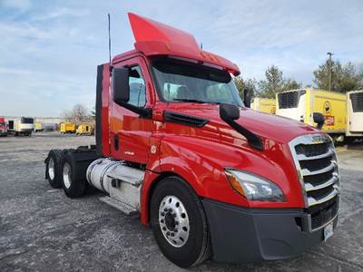 Freightliner Cascadia 126 Day Cab Truck - 450HP, 12 Speed Automatic