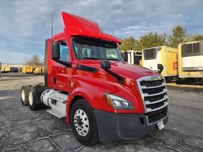 Freightliner Cascadia 126 Day Cab Truck - 450HP, 12 Speed Automatic