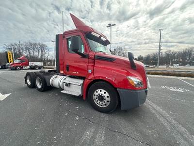 Freightliner Cascadia 126 Day Cab Truck - 450HP, 12 Speed Automatic