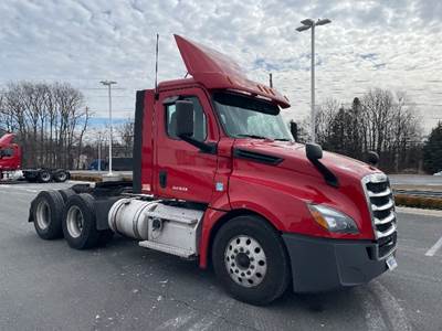 Freightliner Cascadia 126 Day Cab Truck - 450HP, 12 Speed Automatic