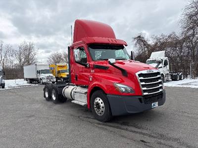 Freightliner Cascadia 126 Day Cab Truck - 500HP, 12 Speed Automatic