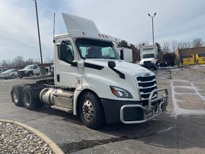 Freightliner Cascadia 126 Day Cab Truck - 435HP, 10 Speed Manual