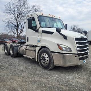 Freightliner Cascadia 126 Day Cab Truck - 455HP, 12 Speed Automatic