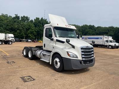 Freightliner Cascadia 126 Day Cab Truck - 435HP, 12 Speed Automatic