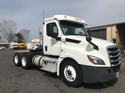 Freightliner T12664ST Day Cab Truck - 435HP, 12 Speed Automatic