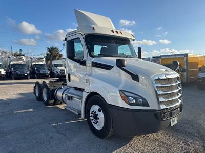Freightliner Cascadia 126 Day Cab Truck - 435HP, 12 Speed Automatic