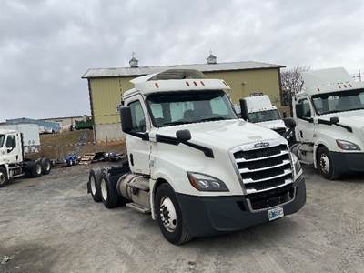 Freightliner Cascadia 126 Day Cab Truck - 435HP, 12 Speed Automatic
