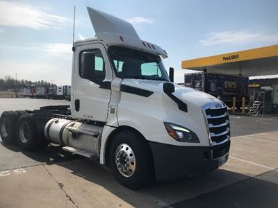 Freightliner Cascadia 126 Day Cab Truck - 435HP, 12 Speed Automatic