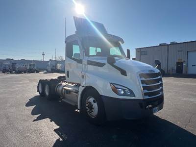 Freightliner Cascadia 126 Day Cab Truck - 435HP, 12 Speed Automatic