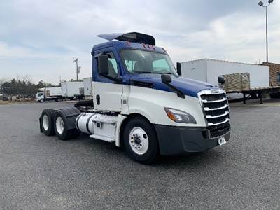 Freightliner Cascadia 126 Day Cab Truck - 455HP, 12 Speed Automatic