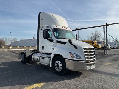 Freightliner Cascadia 126 Single Axle Day Cab Truck - 455HP, 12 Speed Automatic