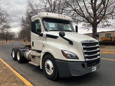 Freightliner Cascadia 126 Day Cab Truck - 435HP, 12 Speed Automatic