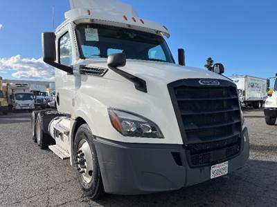 Freightliner Cascadia 126 Day Cab Truck - Cummins 400HP, 13 Speed Automatic