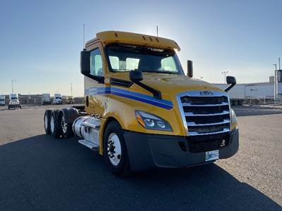 Freightliner Cascadia 126 Day Cab Truck - 450HP, 12 Speed Automatic
