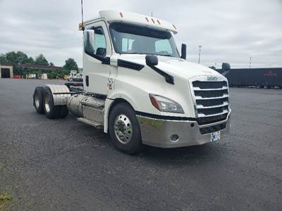 Freightliner Cascadia 126 Day Cab Truck - 455HP, 10 Speed Manual