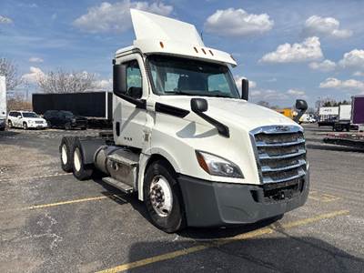 Freightliner Cascadia 126 Day Cab Truck - Cummins 400HP, 13 Speed Automatic